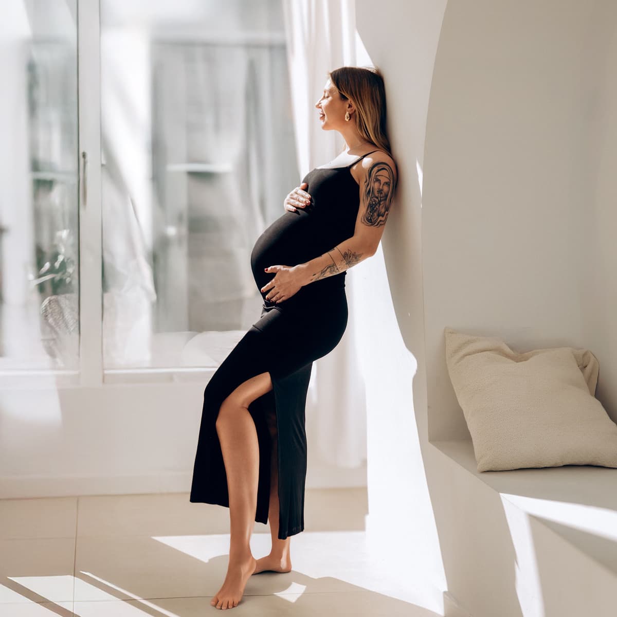 Fotografía de mujer embarazada haciendo una sesión de fotos premamá en Studio AR en Valencia